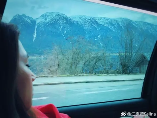 昔日Selina回歸了!她曬旅遊美照瘦出尖下巴,粉絲開心呼喊:女神顏值終於回來了!