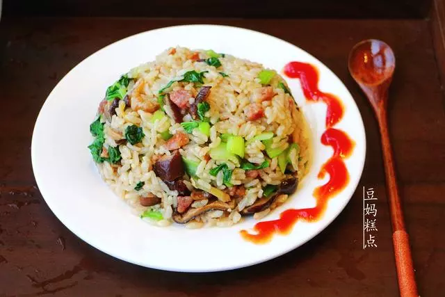 真省事兒,電飯煲簡單一燜,午餐就做好了,有肉有菜,一家人夠吃