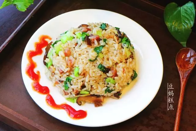 真省事兒,電飯煲簡單一燜,午餐就做好了,有肉有菜,一家人夠吃