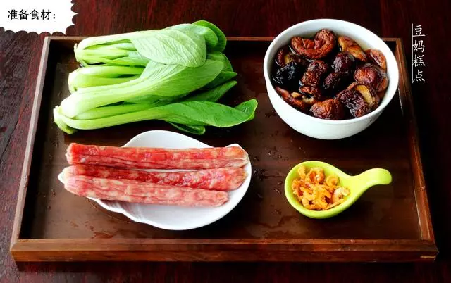 真省事兒,電飯煲簡單一燜,午餐就做好了,有肉有菜,一家人夠吃