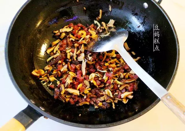 真省事兒,電飯煲簡單一燜,午餐就做好了,有肉有菜,一家人夠吃