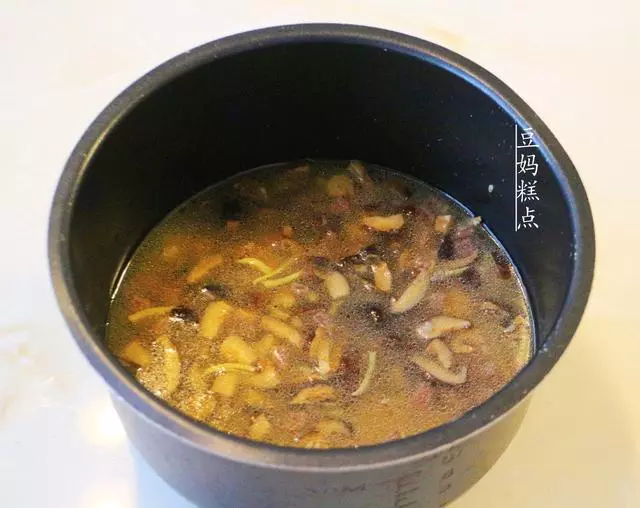 真省事兒,電飯煲簡單一燜,午餐就做好了,有肉有菜,一家人夠吃