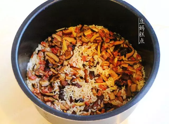 真省事兒,電飯煲簡單一燜,午餐就做好了,有肉有菜,一家人夠吃