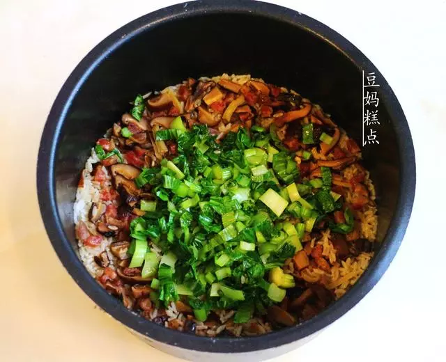 真省事兒,電飯煲簡單一燜,午餐就做好了,有肉有菜,一家人夠吃