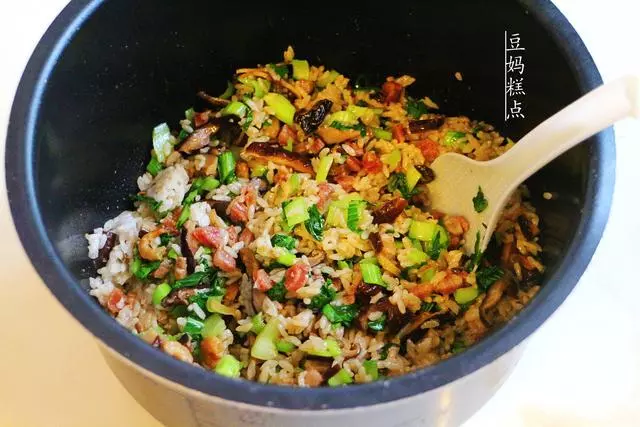 真省事兒,電飯煲簡單一燜,午餐就做好了,有肉有菜,一家人夠吃