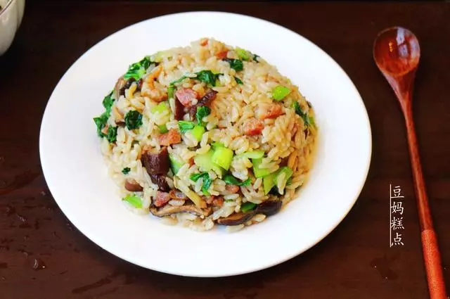 真省事兒,電飯煲簡單一燜,午餐就做好了,有肉有菜,一家人夠吃