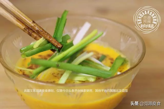 蝦仁炒雞蛋的家常做法,雞蛋滑嫩、蝦仁鮮美無腥味,喜歡可以試試