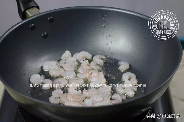 蝦仁炒雞蛋的家常做法,雞蛋滑嫩、蝦仁鮮美無腥味,喜歡可以試試