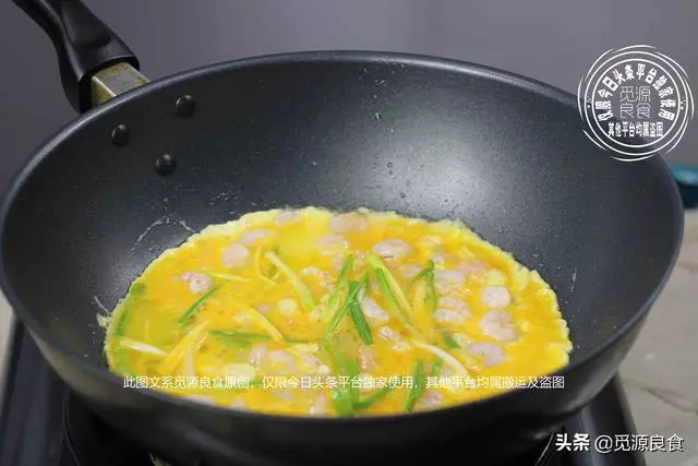 蝦仁炒雞蛋的家常做法,雞蛋滑嫩、蝦仁鮮美無腥味,喜歡可以試試