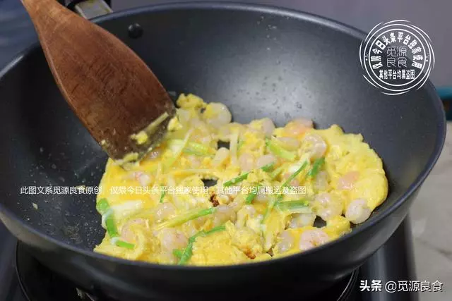 蝦仁炒雞蛋的家常做法,雞蛋滑嫩、蝦仁鮮美無腥味,喜歡可以試試