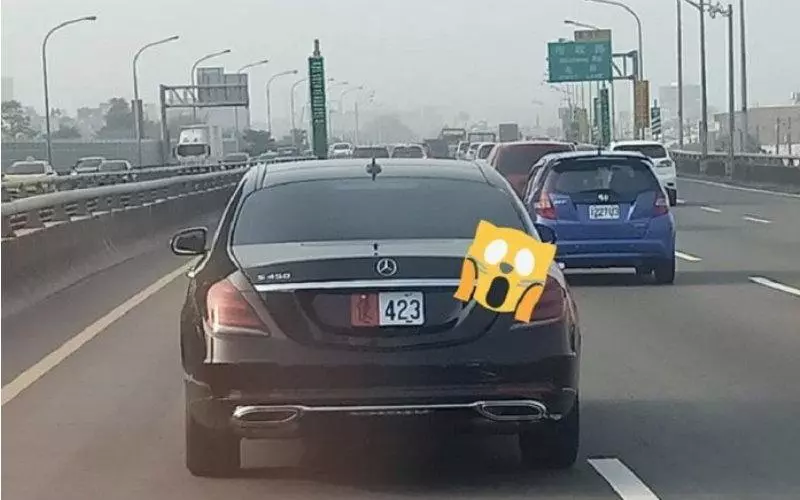前方賓士車牌掛「使」字?他上網求解得到的答案…網友大喊:快閃邊!