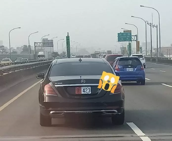 前方賓士車牌掛「使」字?他上網求解得到的答案…網友大喊:快閃邊!