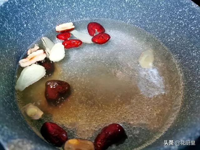 秋天女性經常煮這個湯喝,越喝氣色越好,比天天敷面膜還管用