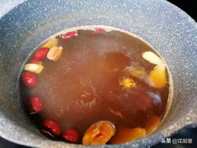 秋天女性經常煮這個湯喝,越喝氣色越好,比天天敷面膜還管用
