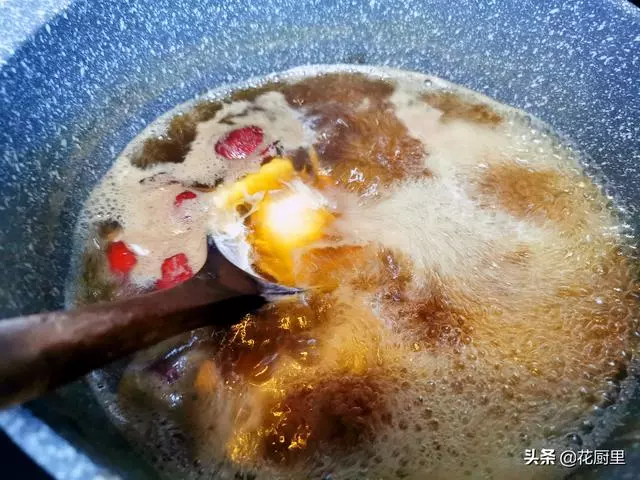 秋天女性經常煮這個湯喝,越喝氣色越好,比天天敷面膜還管用