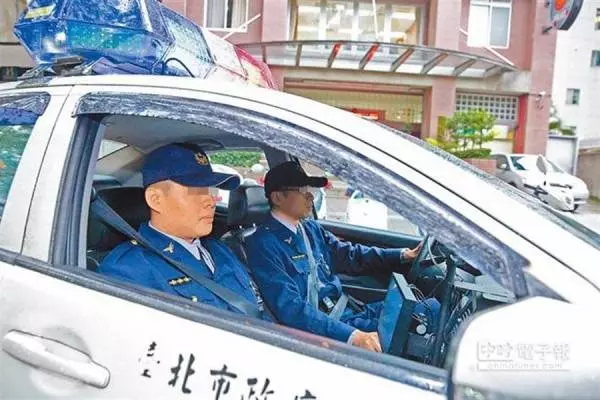 求求你,現在別攔我! 女超速只為「見爺爺最後一面」 警察超暖舉動 網友淚:「這不是洋蔥,是催淚彈!」