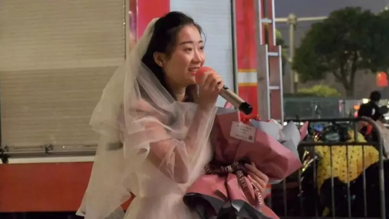 男友沒空娶我!女友披婚紗「跨越400公里求婚」 男友轉頭哭了「當場跪地」:真的很對不起
