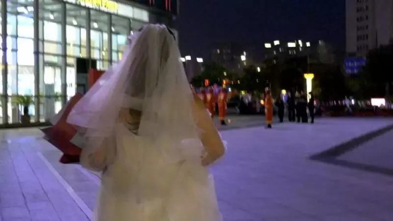 男友沒空娶我!女友披婚紗「跨越400公里求婚」 男友轉頭哭了「當場跪地」:真的很對不起