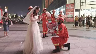 男友沒空娶我!女友披婚紗「跨越400公里求婚」 男友轉頭哭了「當場跪地」:真的很對不起