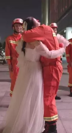 男友沒空娶我!女友披婚紗「跨越400公里求婚」 男友轉頭哭了「當場跪地」:真的很對不起