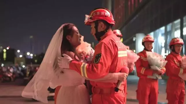 男友沒空娶我!女友披婚紗「跨越400公里求婚」 男友轉頭哭了「當場跪地」:真的很對不起
