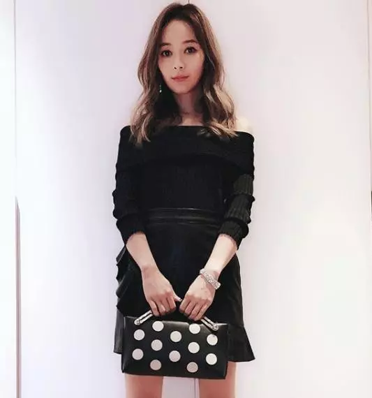 婚後尺度變大!侯佩岑赴法國「一身蕾絲超性感」 一出場氣勢逼人「和謝金燕互尬長腿」