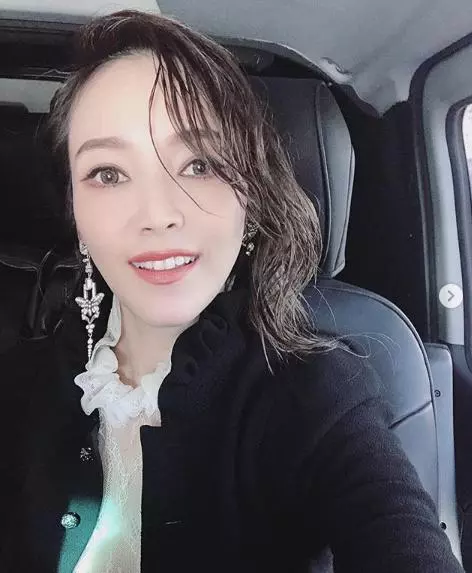 婚後尺度變大!侯佩岑赴法國「一身蕾絲超性感」 一出場氣勢逼人「和謝金燕互尬長腿」