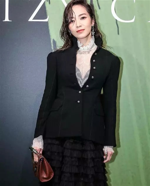 婚後尺度變大!侯佩岑赴法國「一身蕾絲超性感」 一出場氣勢逼人「和謝金燕互尬長腿」