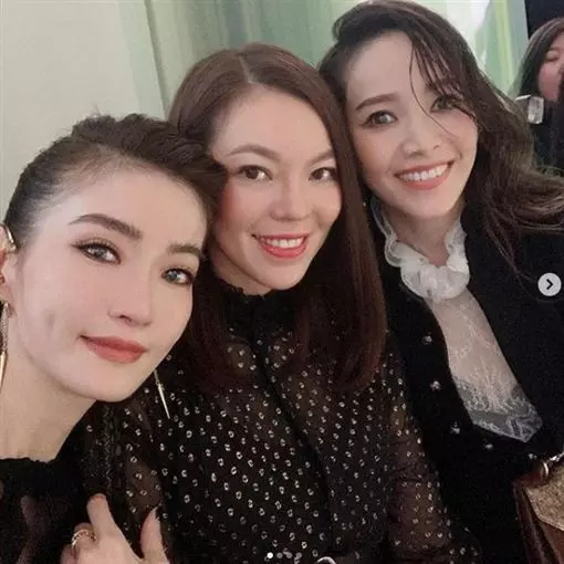 婚後尺度變大!侯佩岑赴法國「一身蕾絲超性感」 一出場氣勢逼人「和謝金燕互尬長腿」