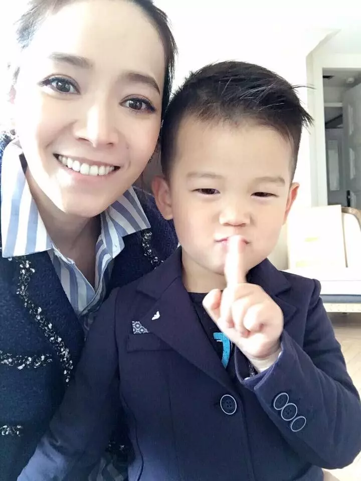 婚後尺度變大!侯佩岑赴法國「一身蕾絲超性感」 一出場氣勢逼人「和謝金燕互尬長腿」