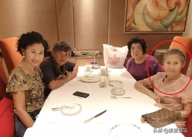 人老心不老!葉蒨文58歲生日「與90歲老母齊露面」團圓就是福 「精心打扮手捧鮮花」活成少女模樣