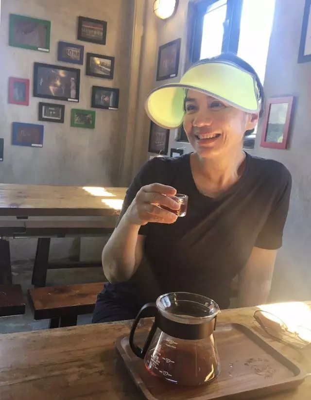 59歲鍾楚紅曬登山照,「素顏出鏡」超自信,一臉皺紋比濃妝美多了