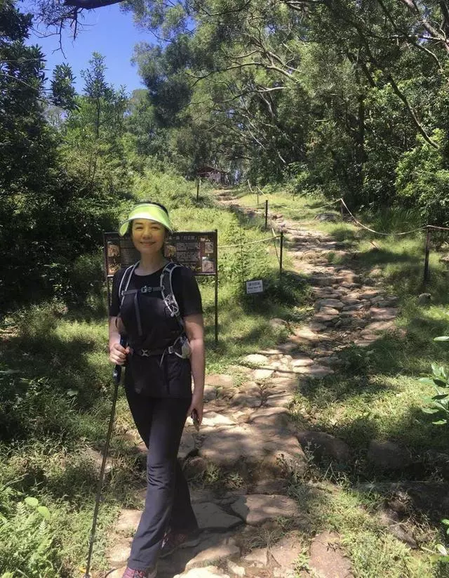 59歲鍾楚紅曬登山照,「素顏出鏡」超自信,一臉皺紋比濃妝美多了