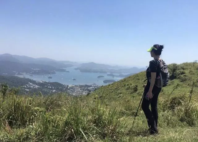 59歲鍾楚紅曬登山照,「素顏出鏡」超自信,一臉皺紋比濃妝美多了
