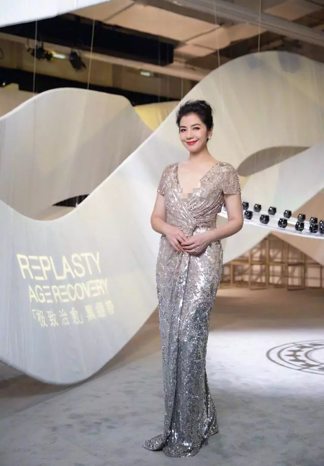 59歲鍾楚紅曬登山照,「素顏出鏡」超自信,一臉皺紋比濃妝美多了
