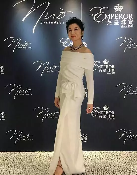 59歲鍾楚紅曬登山照,「素顏出鏡」超自信,一臉皺紋比濃妝美多了