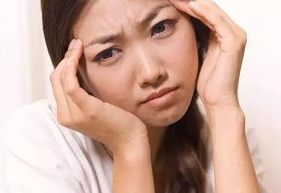 頭髮跟臉上經常出油,是怎麼回事?很有可能是脂溢性皮炎,要注意
