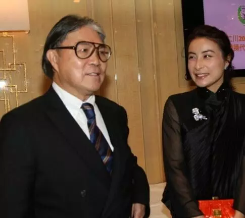 隱瞞十餘年,郭晶晶終於道出退休金額,難怪霍家如此看重她!