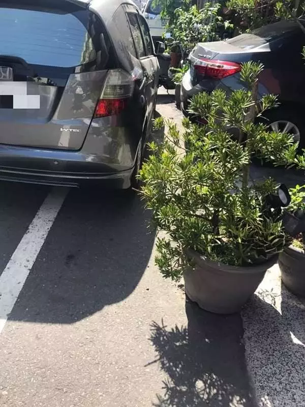 厚臉皮鄰居把車停自家車庫,還裝傻問「啊你要停喔」,車主一招反擊:當我吃素!