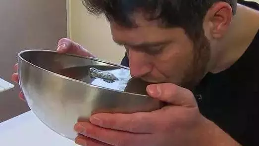 德國男子每小時都要喝水,睡覺都不能停,不喝就活不下去!