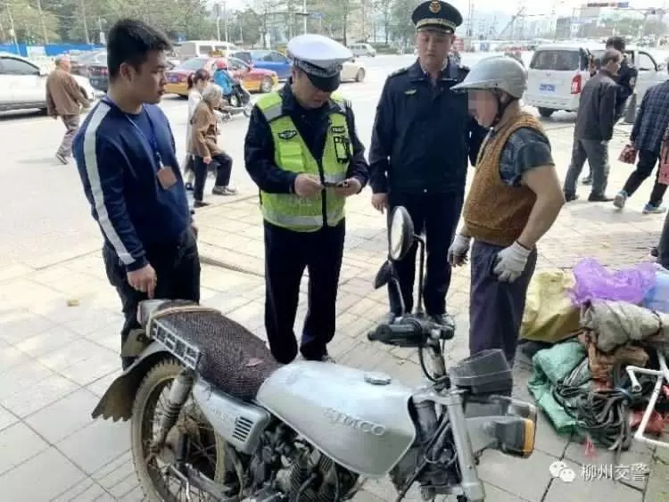 駕駛員假駕照 , 交警攔下表示非常吃驚 從來沒有見過,真是太搞笑了 !