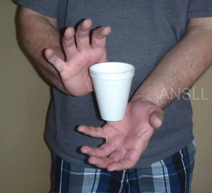 有人在網上詢問「拿飲料的最糟手法」,網友給出的搞笑回復 !
