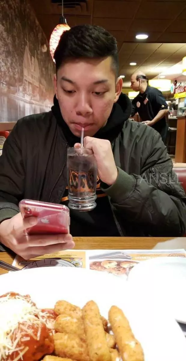 有人在網上詢問「拿飲料的最糟手法」,網友給出的搞笑回復 !