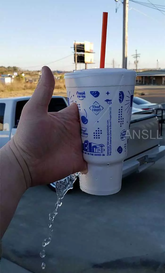 有人在網上詢問「拿飲料的最糟手法」,網友給出的搞笑回復 !