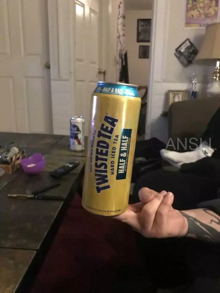 有人在網上詢問「拿飲料的最糟手法」,網友給出的搞笑回復 !
