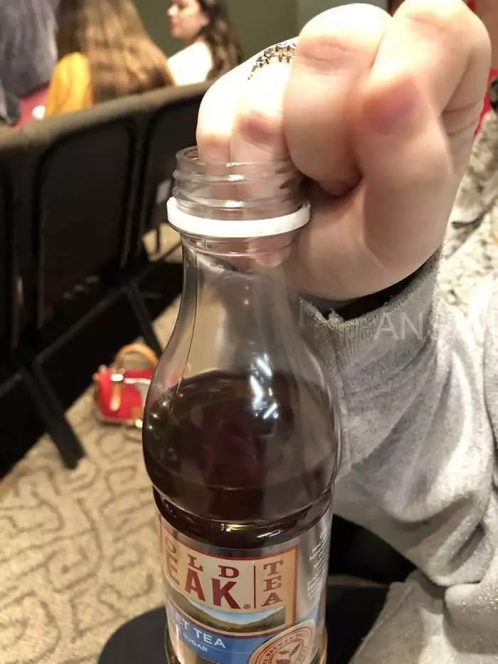 有人在網上詢問「拿飲料的最糟手法」,網友給出的搞笑回復 !