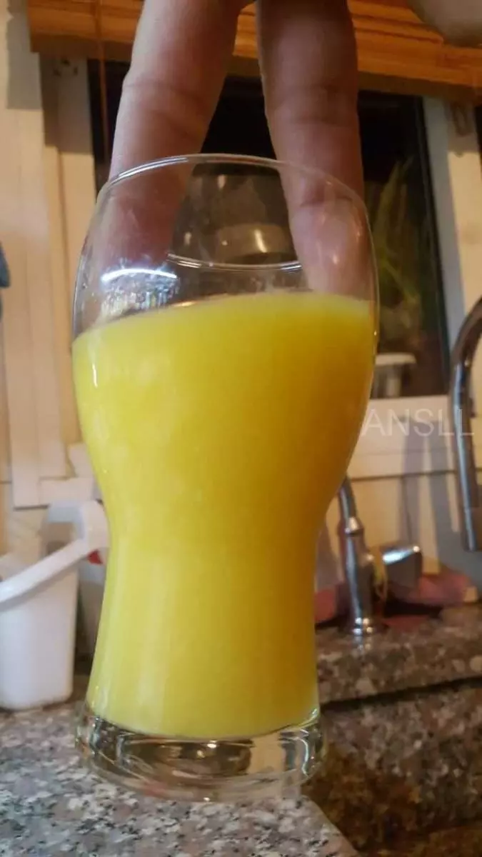 有人在網上詢問「拿飲料的最糟手法」,網友給出的搞笑回復 !