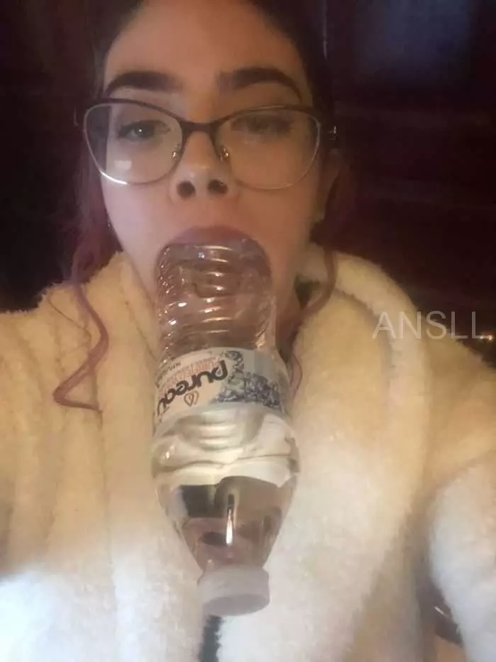 有人在網上詢問「拿飲料的最糟手法」,網友給出的搞笑回復 !