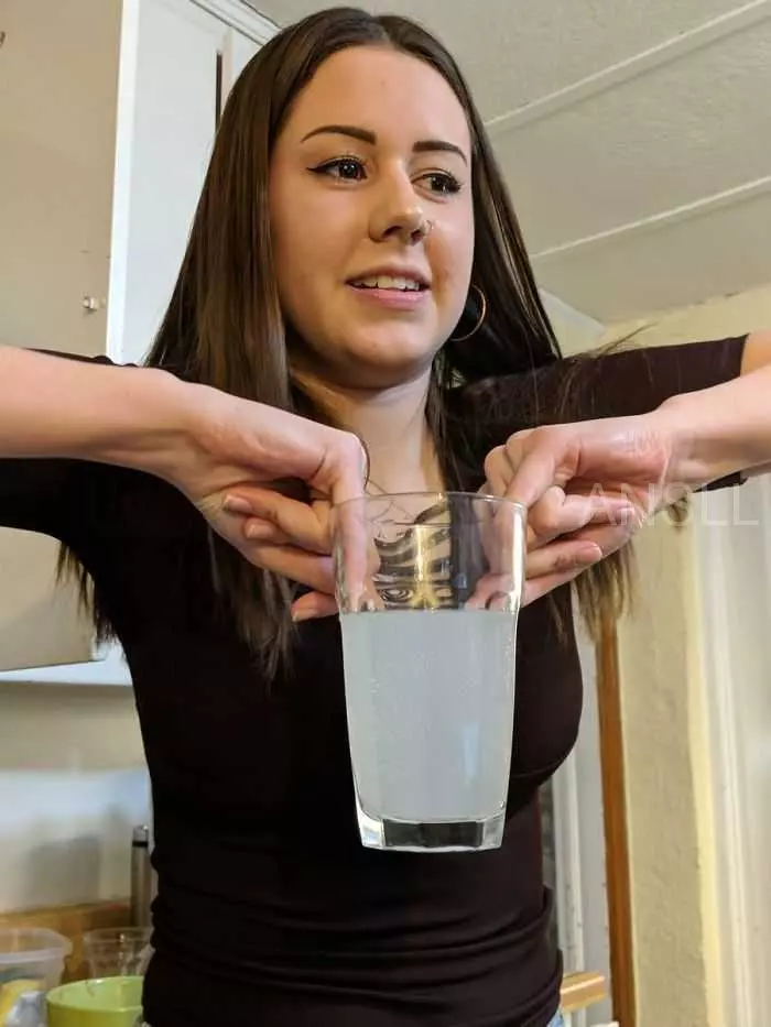 有人在網上詢問「拿飲料的最糟手法」,網友給出的搞笑回復 !