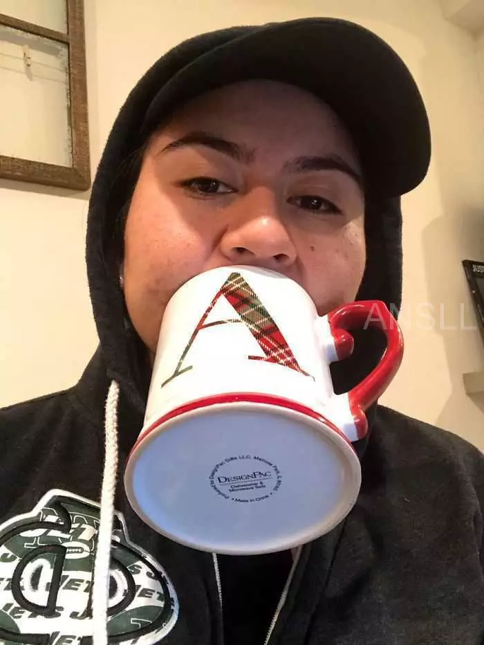有人在網上詢問「拿飲料的最糟手法」,網友給出的搞笑回復 !